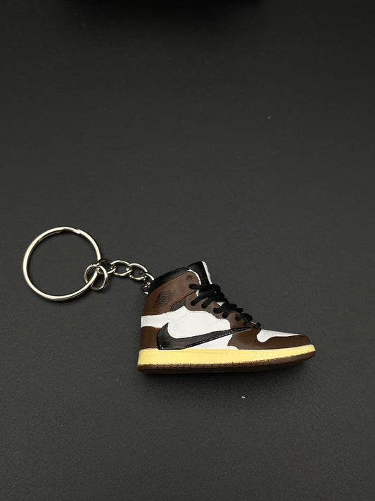 Aggiungi un tocco di streetwear al tuo look con il portachiavi a forma di scarpa Air Jordan.